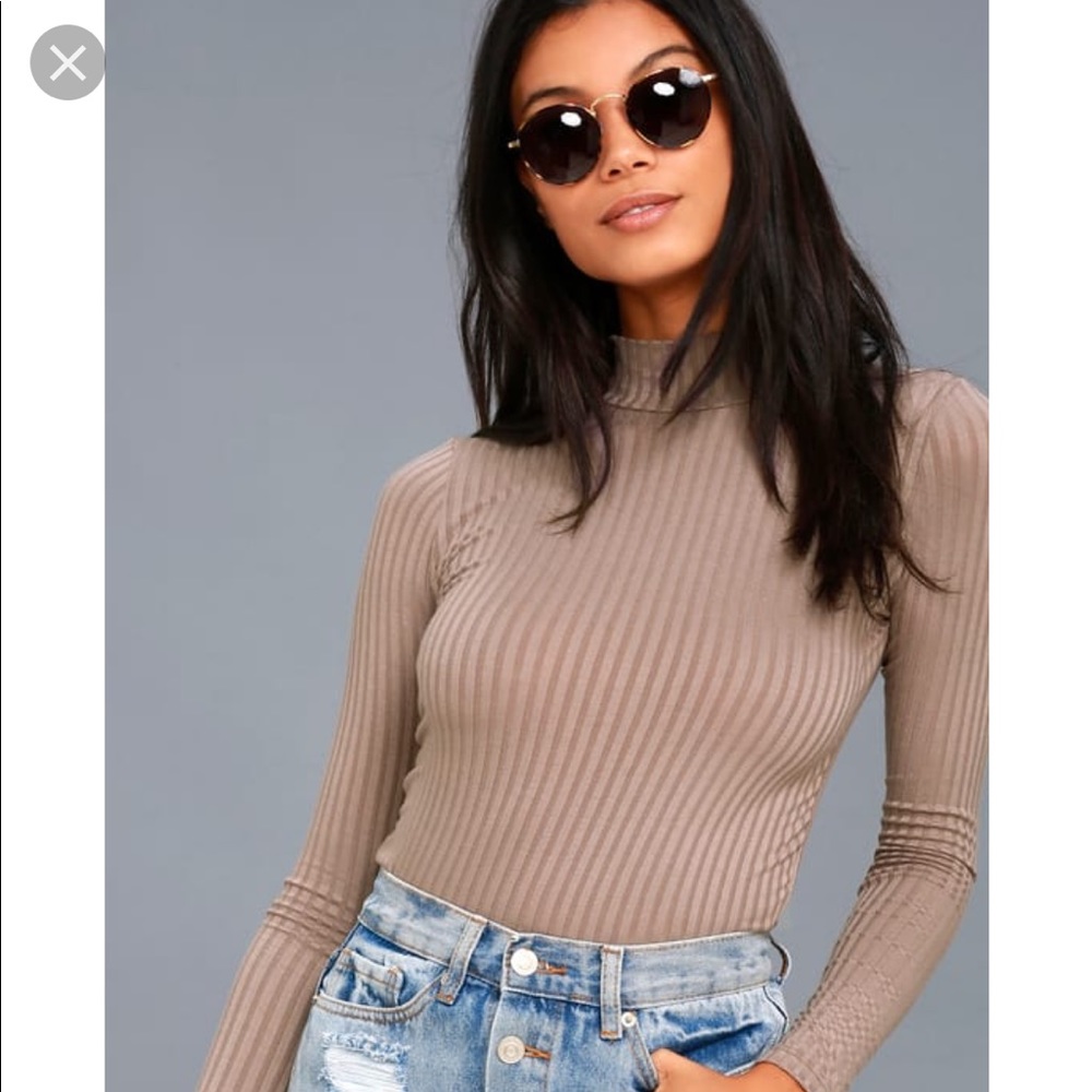 NWOT Lulu’s taupe long sleeve turtleneck